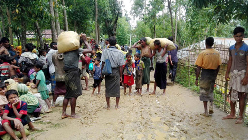 Rohingya people gather in Ukhia, Cox’s Bazar district, Bangladesh after fleeing violence in Myanmar’s Rakhine state, Aug. 29, 2017. Photo: Abdur Rahman/BenarNews 