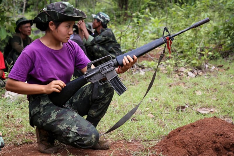 Seorang anggota Pasukan Pertahanan Kebangsaan Karenni (KNDF) ambil bagian dalam pelatihan pasukan khusus perempuan di negara bagian Kayah timur Myanmar tahun ini. [Karenni Nationalities Defense Force /AFP]