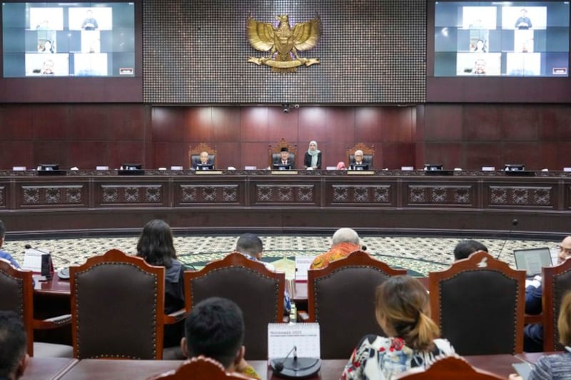 Jimly Asshiddiqie (top center), chairman of the Constitutional Court's Ethics Council, delivers his verdict on the probe into an ethical violation allegedly committed by Chief Justice Anwar Usman, in Jakarta, Nov. 7, 2023. [Tatan Syuflana/AP]