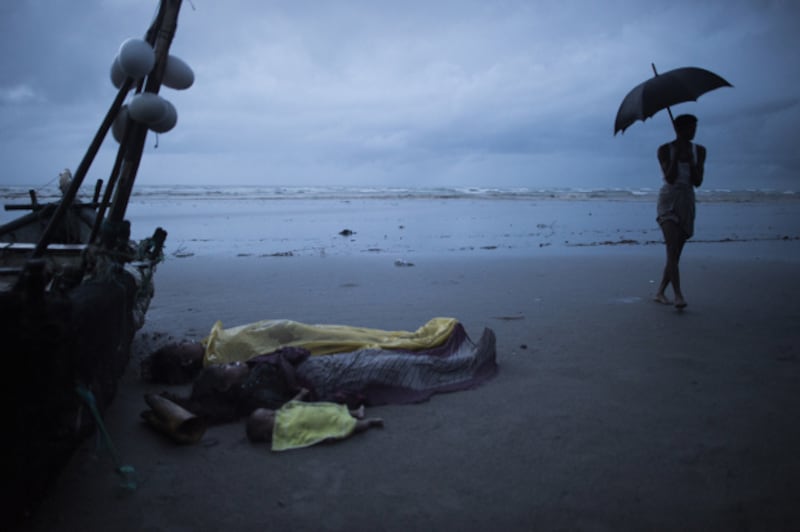 Dead bodies of Rohingya Muslim refugees lie on the shore of Inani beach, near Cox's Bazar, Bangladesh, Sept. 28, 2017. [AFP] 