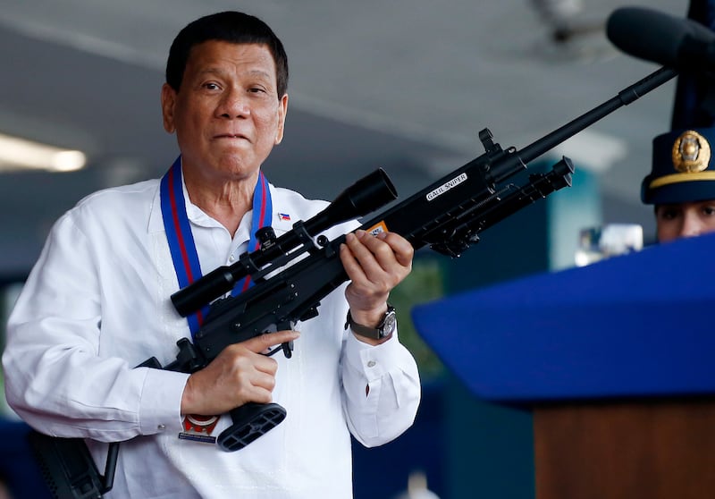 rodrigo-duterte-rifle 2.jpg