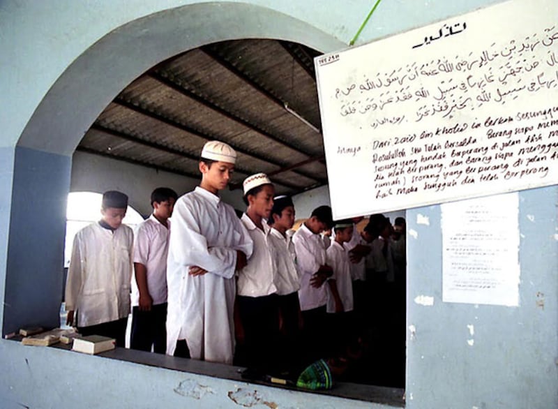 Para santri di Pondok Pesantren Al Mukmin, Ngruki, Sukoharjo, Jawa Tengah yang didirikan oleh Abu Bakar Ba'asyir sedang sholat, 2 September 2003. (AFP)