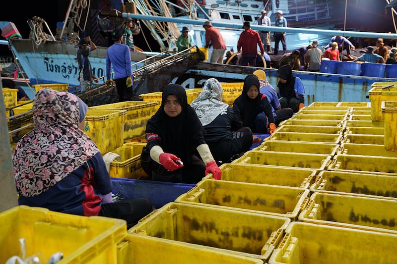 TH-fish-ss3 06-muslim-women-pattani.JPG