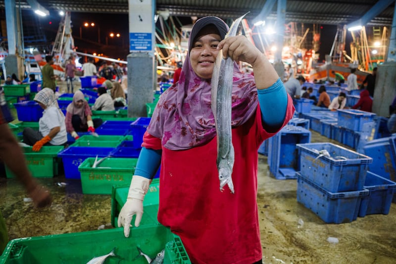 TH-fish-ss6 04-muslim-women-pattani.JPG