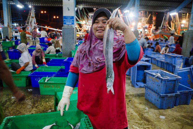 TH-fish-ss6 04-muslim-women-pattani.JPG