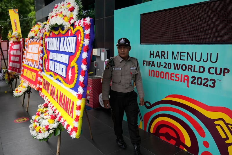 AP23089158325469-wreaths-2000.jpg