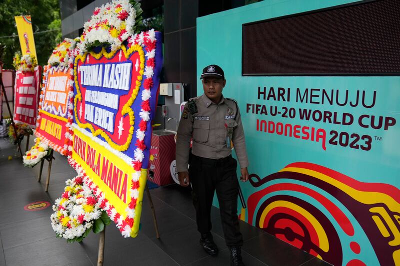 AP23089158325469-wreaths-2000.jpg