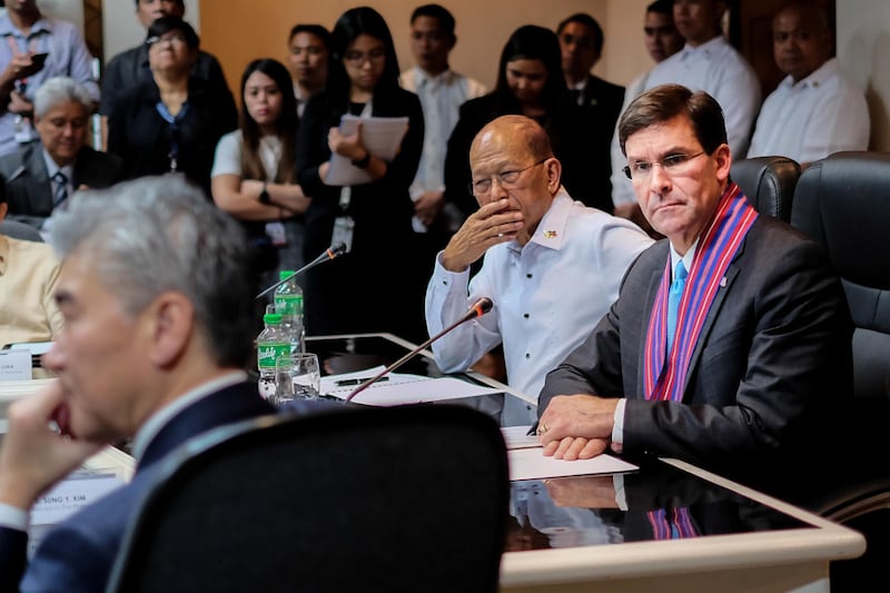 Philippine National Defense Secretary Delfin Lorenzana (second from right) and U.S. Defense Secretary Mark Esper listen during a meeting with Sung Kim (left), the American ambassador to the Philippines, and other officials in Manila, Nov. 19, 2019. [Jojo Rinoza/BenarNews]