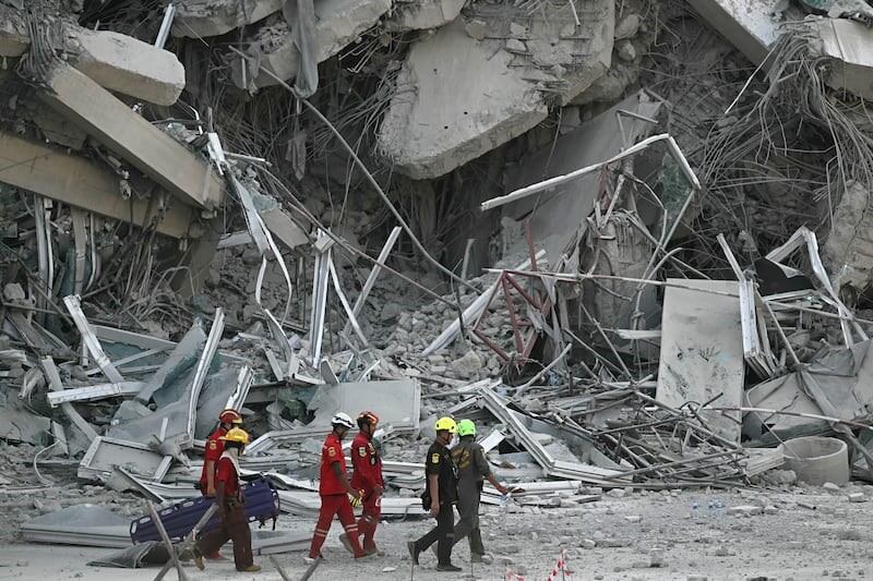 28 earthquake-th-rescuers.jpg