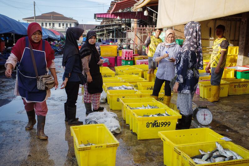 TH-fish-ss4 15-muslim-women-pattani.JPG