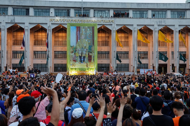 ELECTION-CARAVAN-crowd.JPG
