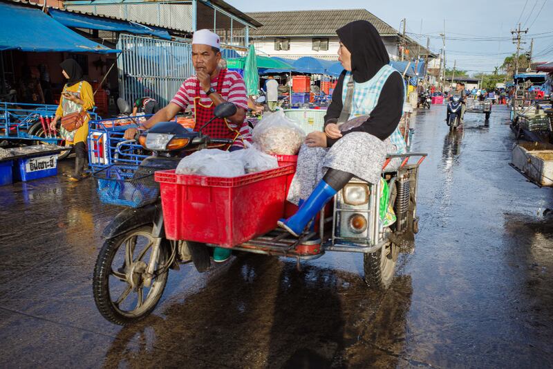 TH-fish-ss5 13-muslim-women-pattani.JPG